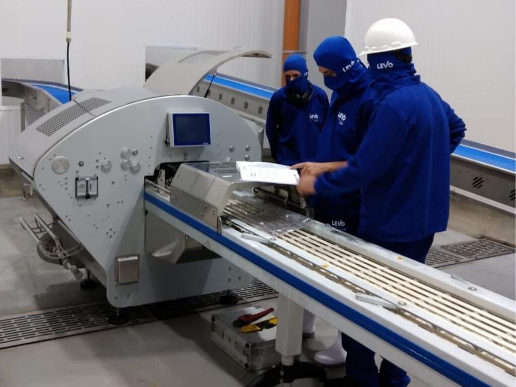Profissionais da Teixpac RMF realizando manutenção em máquina embaladora