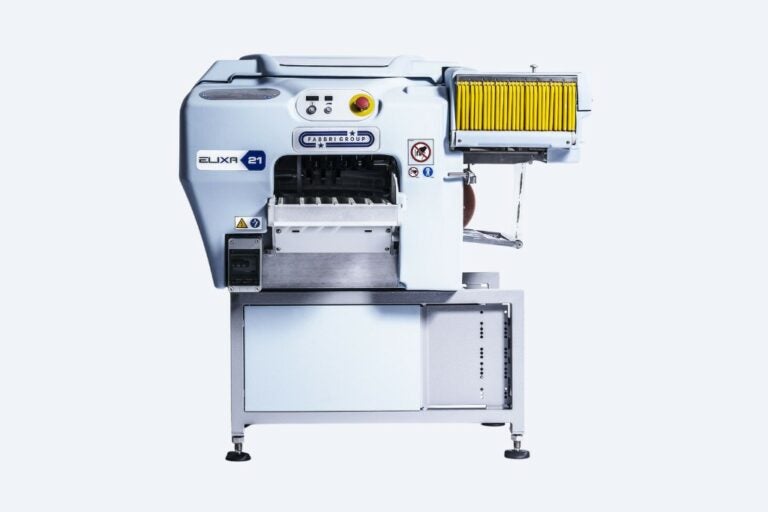 Máquina de embalagem Elixa 21 da Teixpac, exibindo seu design moderno e compacto, ideal para operações eficientes de embalagem em supermercados.